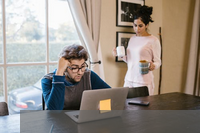 白色管子塑料的叫什么(海湾消防主机停电的情况下备电会自动转入工作状态吗?如果备电会转入工作状态,主电电源需要关闭吗?)